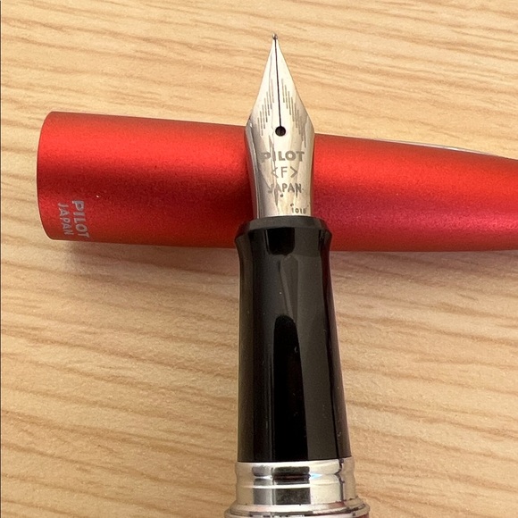 Two Pilot Metropolitan Fine Nib Fountain Pens - Picture 3 of 4